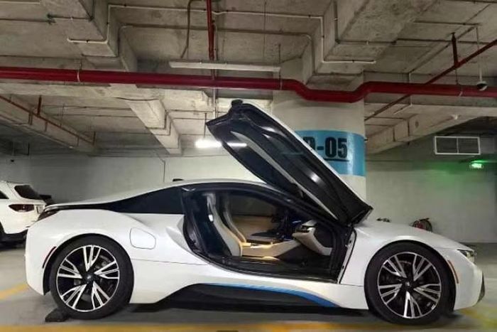Một chiếc xe thể thao khác được Tập đoàn Sơn Hải rao bán là BMW i8.