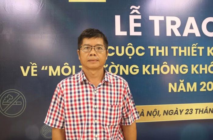 Thầy giáo Trần Công Nam tại Lễ Trao giải Cuộc thi thiết kế bài giảng về Môi trường không khói thuốc lần thứ hai. Ảnh: Mai Loan.