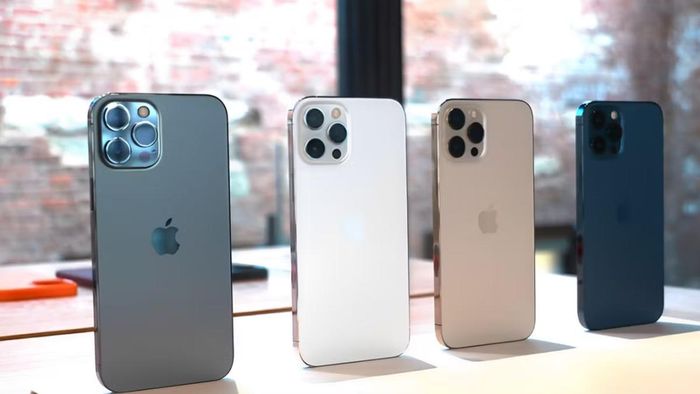 Đối với những người có ngân sách hạn chế hơn, iPhone 12 Pro Max là lựa chọn đáng cân nhắc khi giá bán hiện chỉ dao động từ khoảng 10 đến 16 triệu đồng nhưng vẫn sở hữu thiết kế khung thép cao cấp, màn hình OLED Super Retina XDR sắc nét, chip A14 Bionic mạnh mẽ và cụm camera tích hợp cảm biến LiDAR phục vụ nhu cầu chụp ảnh chuyên nghiệp.