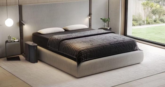 Eight Sleep Pod là một thiết bị công nghệ giấc ngủ được tích hợp nhiều tính năng hiện đại như kiểm soát nhiệt độ nệm theo thời gian thực, theo dõi các chỉ số giấc ngủ, phân tích dữ liệu sức khỏe và tự động điều chỉnh môi trường ngủ nhằm giúp người dùng đạt được trạng thái nghỉ ngơi tối ưu nhất.