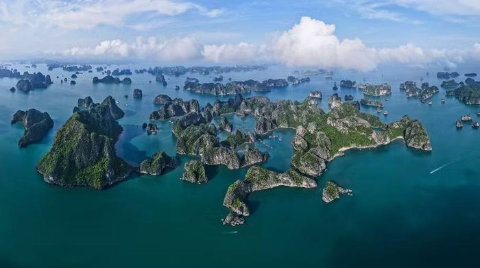 Vịnh Hạ Long nhìn từ trên cao. Ảnh: Đ.G.