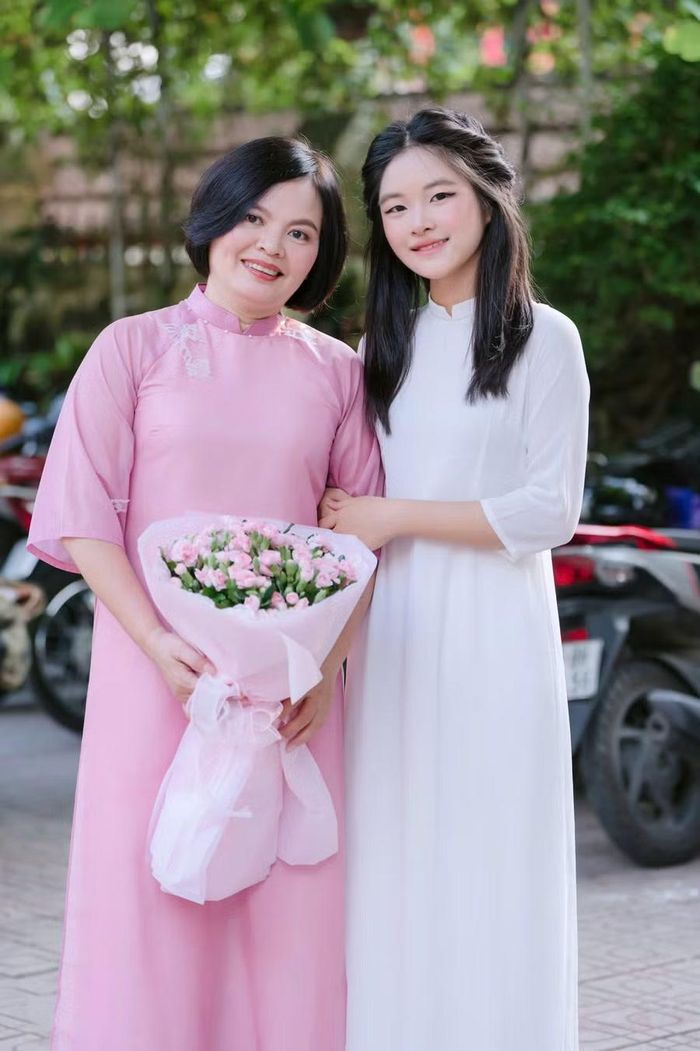 Cô giáo chủ nhiệm Nguyễn Thị Thủy và em Nguyễn Minh Phương.