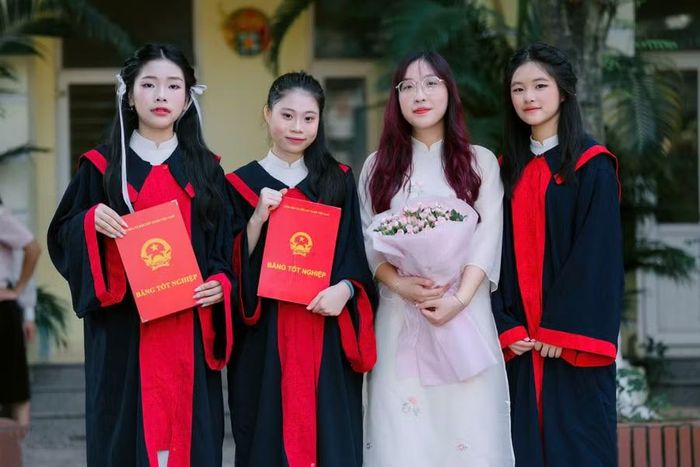 Minh Phương (bìa phải) và các bạn chụp ảnh cùng cô Nguyễn Quỳnh Trang dạy Toán lớp 9H.