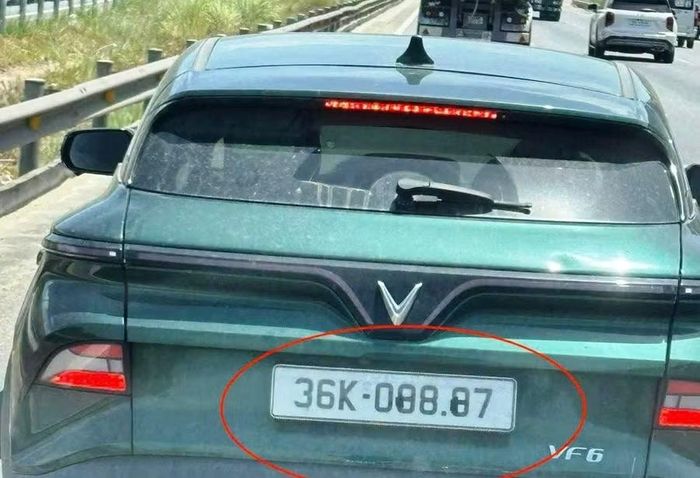 Chiếc xe được dùng băng dán để thay đổi ký tự trên biển số.