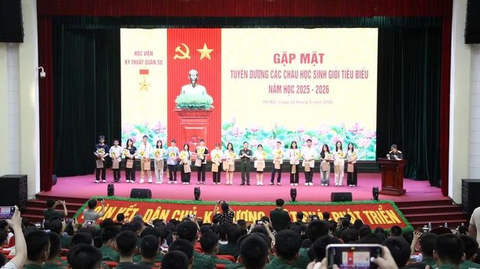 Những học sinh xuất sắc, giỏi được tuyên dương, khen thưởng.