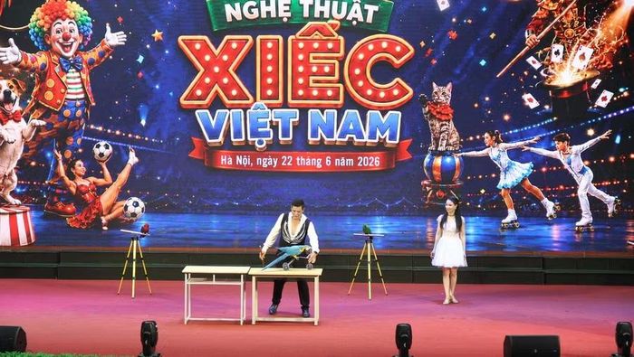 Chương trình xiếc được học sinh đón nhận với những tràng vỗ tay không ngớt.