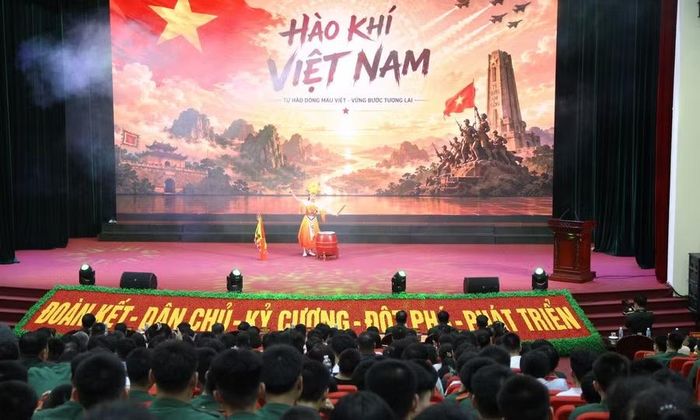 Tiết mục văn nghệ do con cán bộ, giảng viên Học viện Kỹ thuật quân sự biểu diễn.