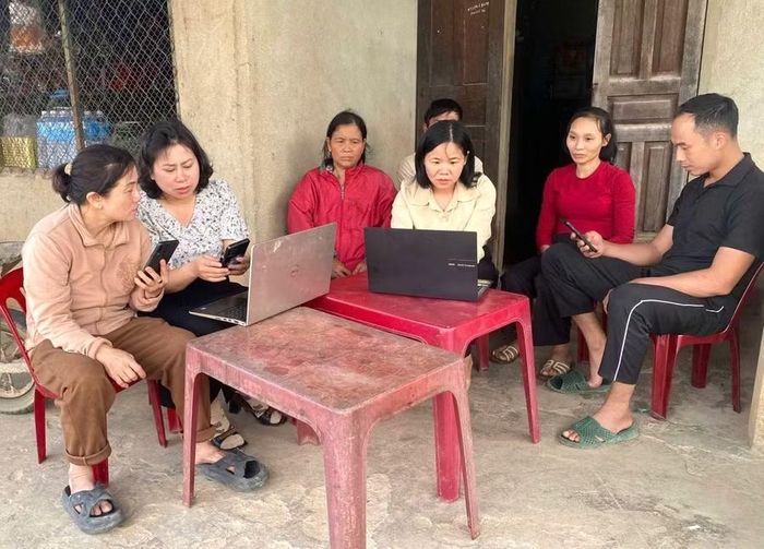 Đảng viên Chi bộ Trường PTDTBT THCS Đinh Núp hướng dẫn người dân tại thôn, làng thực hiện phong trào “Bình dân học vụ số”.