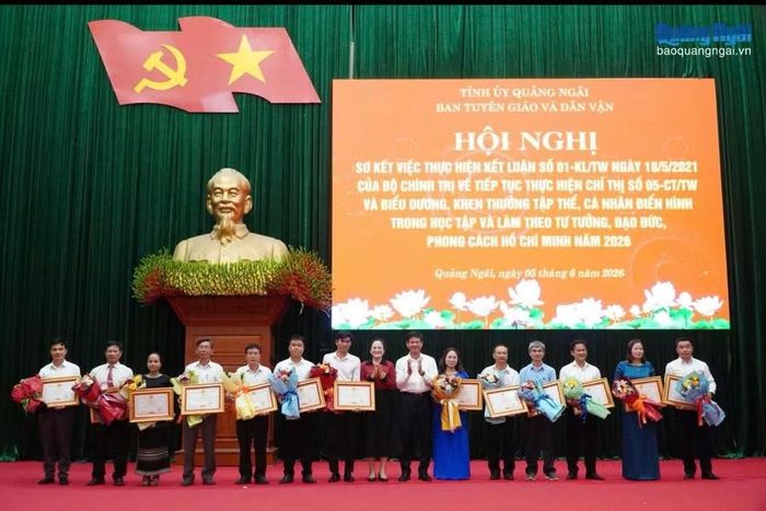 Chủ tịch UBND tỉnh Quảng Ngãi tặng Bằng khen cho nhà trường vì có thành tích xuất sắc trong học tập và làm theo tư tưởng, đạo đức, phong cách Hồ Chí Minh.