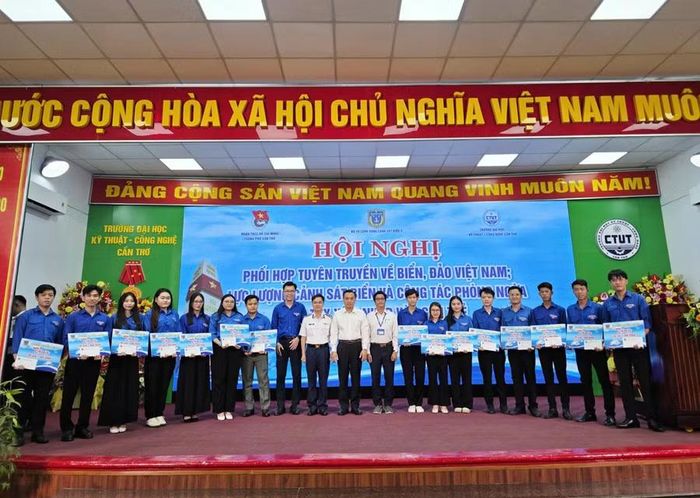 Bộ Tư lệnh Vùng Cảnh sát biển 4 và các đại biểu tặng quà cho đoàn viên, thanh niên tiêu biểu.