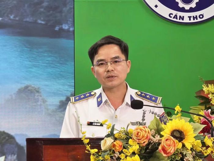 Thượng tá Lê Văn Khánh, Trưởng phòng, Phòng phòng chống tội phạm, vi phạm (Bộ Tư lệnh Vùng Cảnh sát biển 4) tuyên truyền tại Trường Đại học Kỹ thuật - Công nghệ Cần Thơ.