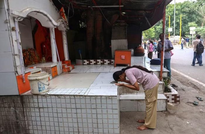 Một thí sinh cầu nguyện trước khi bước vào kỳ thi NEET.