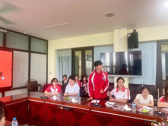 Sinh viên Trường Ngoại ngữ (Đại học Thái Nguyên) chia sẻ tại chương trình.