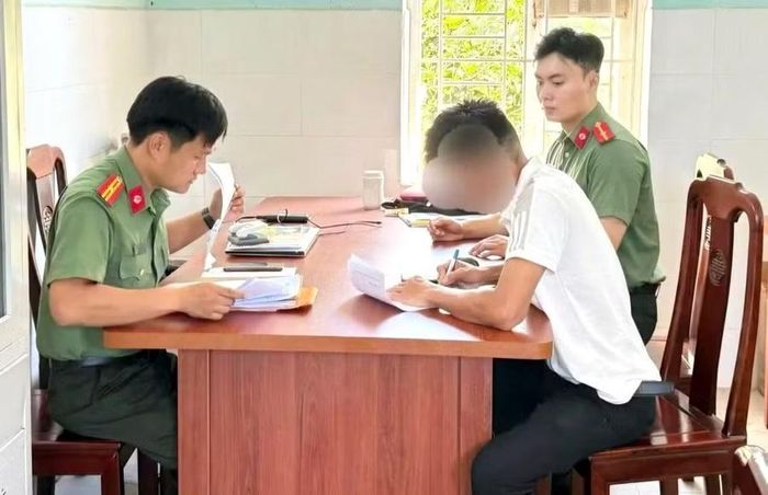 Công an xã Bình Điền (TP Huế) làm việc với ông P.C.H. về hành vi đăng tải thông tin sai sự thật, xúc phạm uy tín của lực lượng công an trên mạng xã hội.