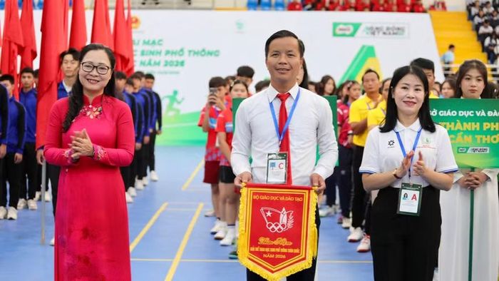 Thứ trưởng Nguyễn Thị Quyên Thanh và Giám đốc Sở GD&ĐT tỉnh Lâm Đồng Lê Thị Bích Liên trao cờ lưu niệm cho các đoàn tham dự giải.