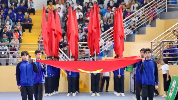 Khối Hồng kỳ diễu hành.