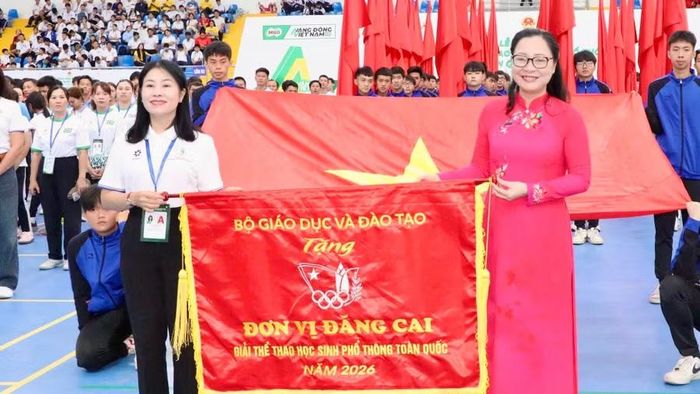 Thứ trưởng Nguyễn Thị Quyên Thanh tặng cờ cho đơn vị đăng cai.
