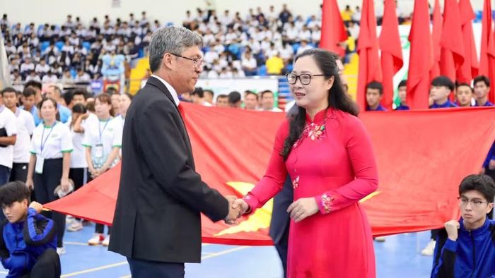 Thứ trưởng Bộ GD&ĐT Nguyễn Thị Quyên Thanh và Phó Chủ tịch UBND tỉnh Lâm Đồng Nguyễn Minh dự lễ Khai mạc Giải Thể thao học sinh phổ thông toàn quốc 2026.
