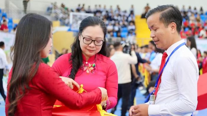 Thứ trưởng Nguyễn Thị Quyên Thanh trao cờ lưu niệm cho các đoàn thể thao.