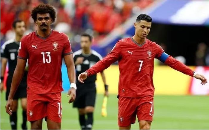 Áp lực đang đè nặng lên C.Ronaldo và các đồng đội nhưng đây cũng là thời điểm để họ chứng minh bản lĩnh của một tập thể sở hữu đội hình với nhiều ngôi sao hàng đầu giải đấu.