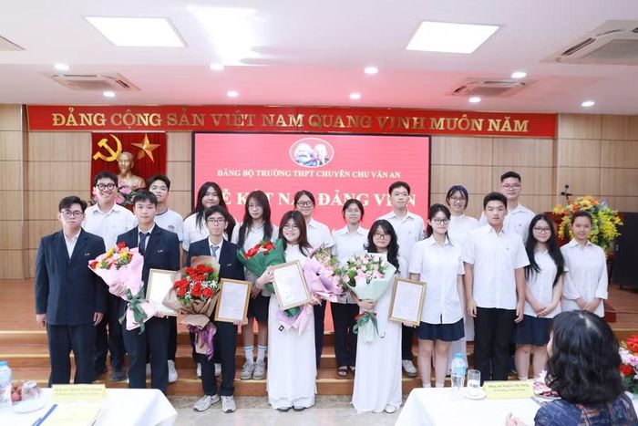 Đến nay Đảng bộ nhà trường đã có 31 Đảng viên là học sinh.