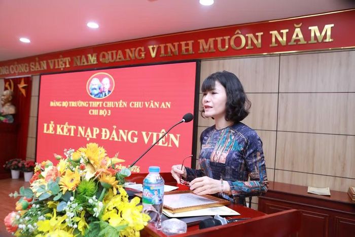 Bí thư Đảng ủy, Hiệu trưởng Trường THPT chuyên Chu Văn An Nguyễn Thị Nhiếp phát biểu giao nhiệm vụ cho các tân Đảng viên trẻ.