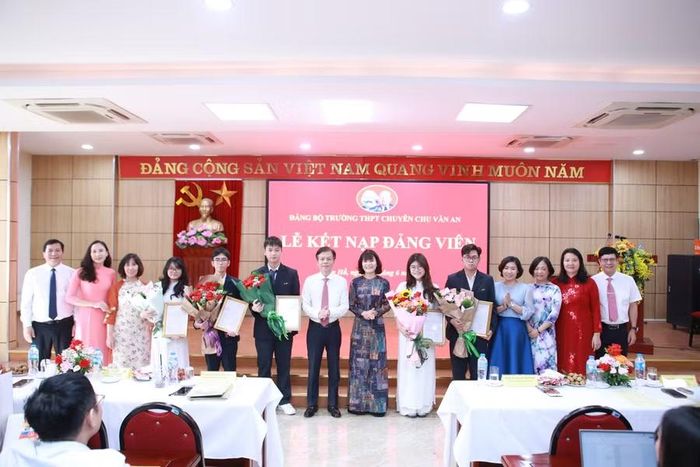 Các đại biểu chụp ảnh lưu niệm cùng các tân Đảng viên.