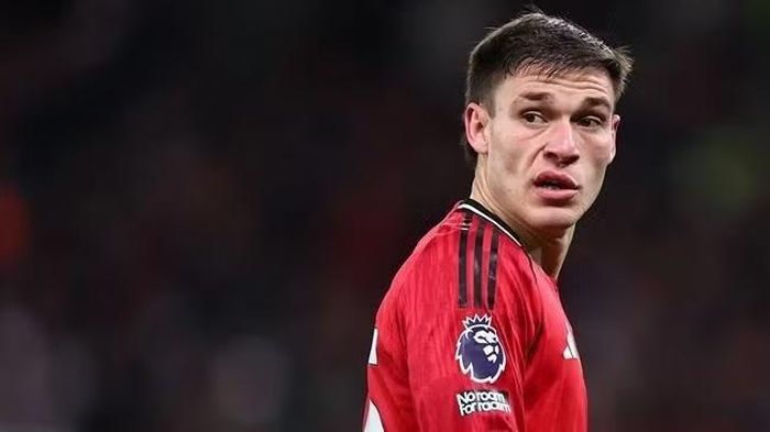 Trong giai đoạn hai của mùa giải, Kobbie Mainoo và Casemiro trở thành cặp tiền vệ được Michael Carrick tin dùng khiến vai trò của Ugarte ngày càng bị thu hẹp.