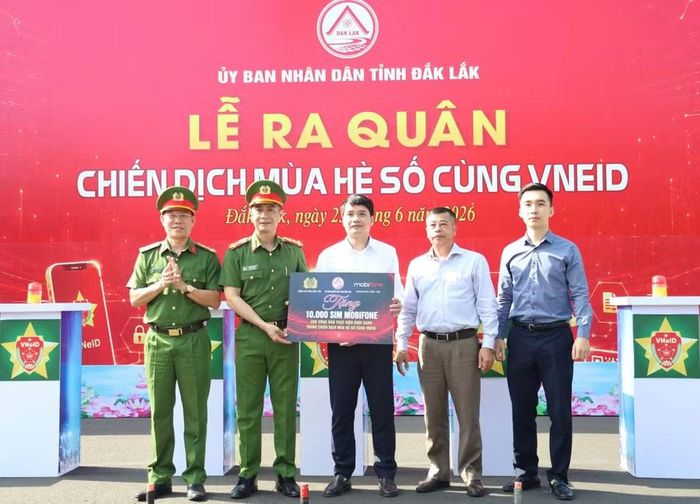 MobiFone Đắk Lắk trao tặng 10.000 sim hỗ trợ các đội hình thanh niên tình nguyện và người dân. (Ảnh: TT)