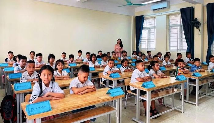 Cô và trò Trường TH-THCS&THPT Hồng Đức (thuộc Trường Đại học Hồng Đức - Thanh Hóa).