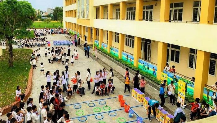 Học sinh Trường TH,THCS và THPT Hồng Đức.
