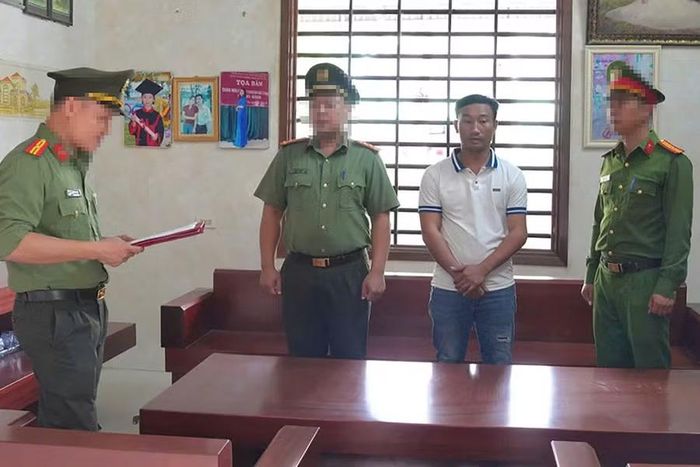 Công an đọc lệnh và khám xét nơi làm việc, chỗ ở của Lưu Văn Phong. (Ảnh: CANA)