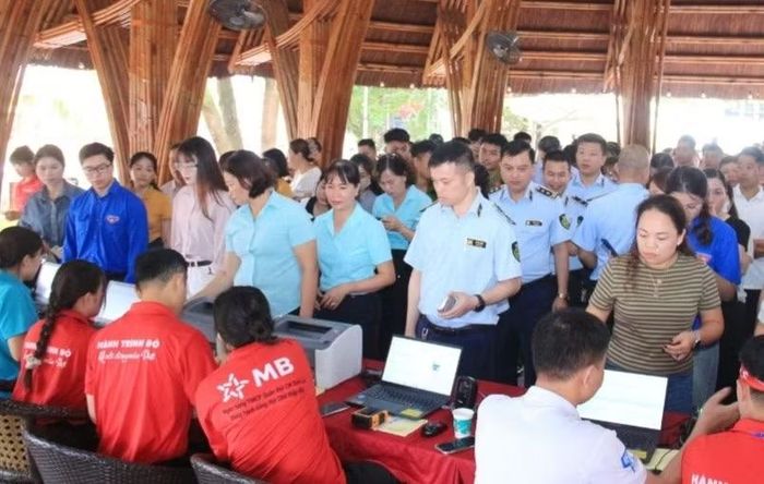 Nhiều cán bộ, nhân viên các Sở, ban ngành tỉnh Sơn La tham gia hiến máu.