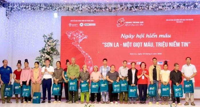 Ban tổ chức tặng quà cho 20 gia đình chính sách.