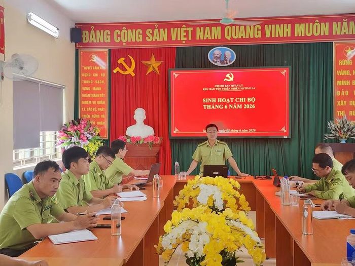 Ông Lê Tuấn Anh, Giám đốc Ban quản lý Khu bảo tồn thiên nhiên Mường La chủ trì cuộc họp Chi bộ quán triệt các nhiệm vụ bảo vệ rừng.