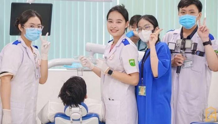 Sinh viên Trường Đại học Y khoa Phạm Ngọc Thạch trong giờ thực hành. Ảnh: NTCC.