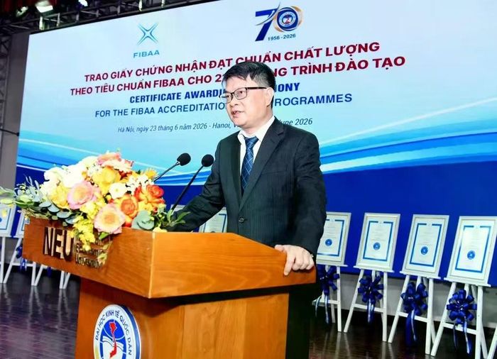 TS. Vũ Văn Ngọc – Viện trưởng Viện Đào tạo Tiên tiến, Chất lượng cao và POHE phát biểu.