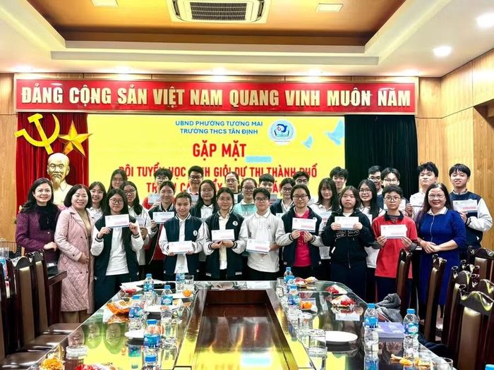 Lãnh đạo nhà trường gặp mặt đội tuyển học sinh giỏi dự thi cấp thành phố các môn văn hóa năm học 2025-2026.