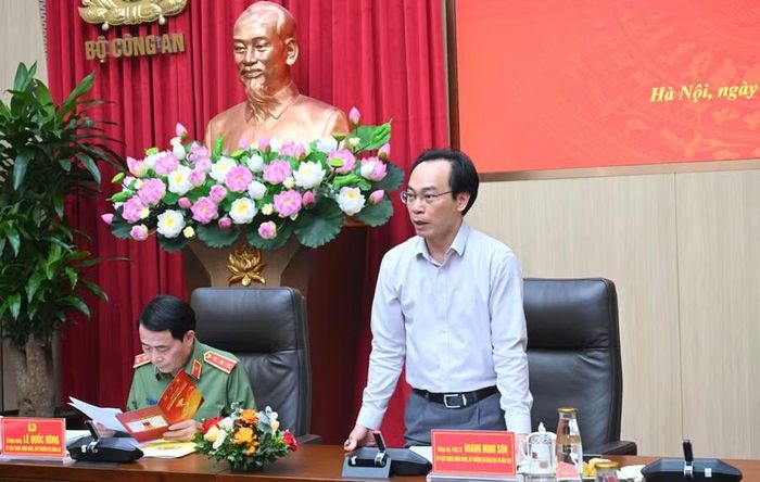 Bộ trưởng Bộ GD&ĐT Hoàng Minh Sơn phát biểu tại buổi làm việc.