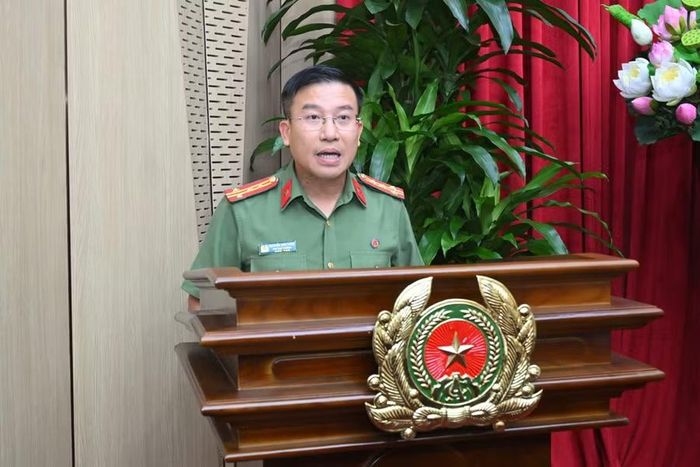 Ông Nguyễn Anh Tuấn, Phó Cục trưởng Cục Đào tạo (Bộ Công an) báo cáo công tác giáo dục và đào tạo của lực lượng CAND.