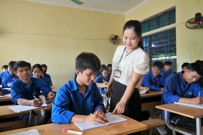 Giờ học các môn văn hóa tại Trung tâm GDNN-GDTX Anh Sơn, Nghệ An. Ảnh: Hồ Lài