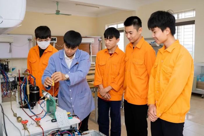 Học sinh Trường Trung cấp Kinh tế – Kỹ thuật Bắc Nghệ An trong giờ thực hành nghề điện. Ảnh: NTCC