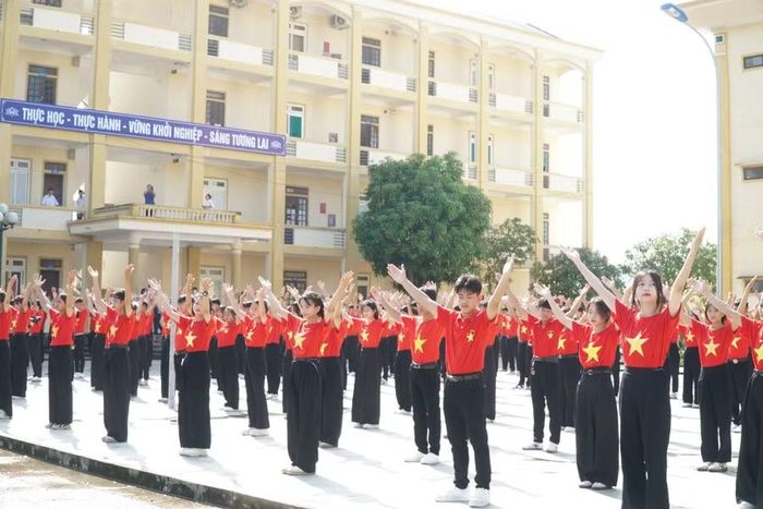 Hoạt động ngoài giờ lên lớp tại Trường Trung cấp Kinh tế – Kỹ thuật Bắc Nghệ An. Ảnh: Hồ Lài