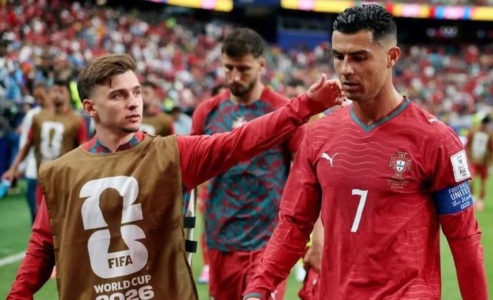 Ronaldo vẫn là hình mẫu chuyên nghiệp cho các cầu thủ trẻ và là một phần quan trọng trong kế hoạch của Bồ Đào Nha. (Ảnh: Goal).