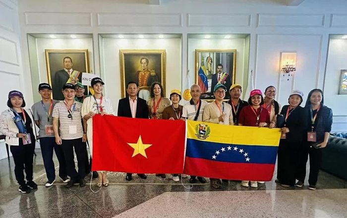 Doanh nghiệp Việt Nam hiện đang quan tâm nhất đến những lĩnh vực nào tại Venezuela? Đại sứ quán sẽ tiếp tục có những giải pháp gì để hỗ trợ kết nối doanh nghiệp và tháo gỡ những khó khăn trong hợp tác đầu tư, thương mại?