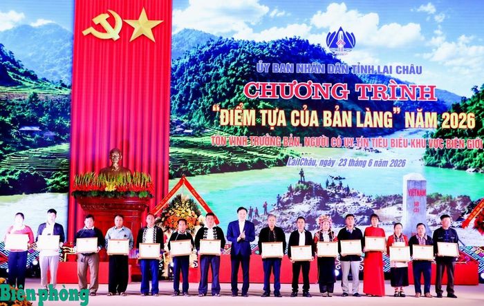 Lãnh đạo tỉnh Lai Châu trao Bằng khen của Chủ tịch Ủy ban nhân dân tỉnh tặng các trưởng bản, người có uy tín tiêu biểu khu vực biên giới tại Chương trình “Điểm tựa của bản làng” năm 2026. Ảnh: Thanh Xuân