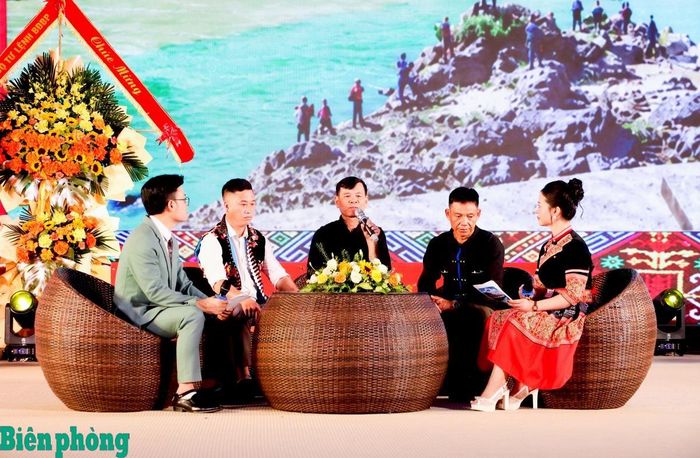 Các đại biểu là trưởng bản, người có uy tín tiêu biểu khu vực biên giới tỉnh Lai Châu giao lưu trực tiếp tại chương trình. Ảnh: Thanh Xuân