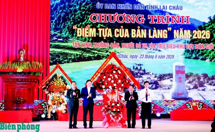 Lãnh đạo tỉnh Lai Châu tặng hoa chúc mừng Ban Tổ chức Chương trình “Điểm tựa của bản làng” năm 2026 tỉnh Lai Châu. Ảnh: Thanh Xuân