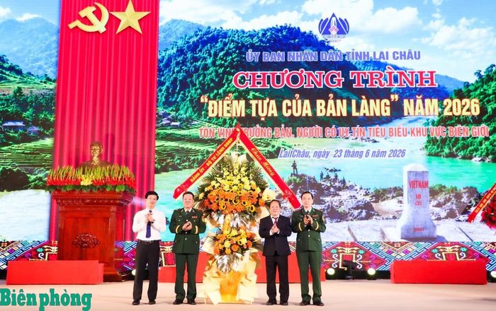 Thiếu tướng Văn Ngọc Quế (thứ 2, từ trái sang) tặng hoa chúc mừng Ban Tổ chức Chương trình “Điểm tựa của bản làng” năm 2026 tỉnh Lai Châu. Ảnh: Thanh Xuân