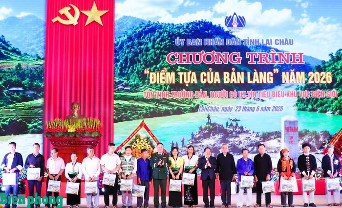 Thiếu tướng Văn Ngọc Quế (thứ 10, từ phải sang) và đồng chí Tống Thanh Hải (thứ 7, từ phải sang) trao quà tặng các trưởng bản, người có uy tín tiêu biểu đến từ các xã biên giới của tỉnh Lai Châu. Ảnh: Thanh Xuân